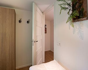 Natural decorations in the bedroom of Holiday home Sprielderbosch 14 't Sprielderhof, Veluwe.