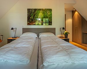 Stylish bedroom with large window in Holiday home Sprielderbosch 14 't Sprielderhof, Veluwe.
