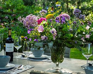Detail des gedeckten Tisches im Ferienhaus Sprielderbosch 45 'Skogen' in Putten, Veluwe, Gelderland.