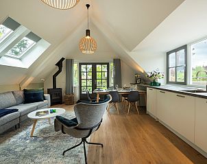 Helle Kche mit Aussicht im Ferienhaus Sprielderbosch 45 'Skogen' an der Veluwe in Gelderland.