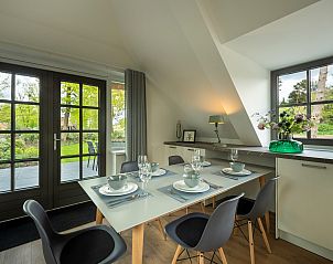 Stilvoll eingerichtetes Esszimmer im Ferienhaus Sprielderbosch 45 'Skogen' an der Veluwe in Gelderland.