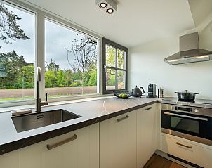 Moderne Einrichtung des Ferienhauses Sprielderbosch 45 'Skogen' in Putten, Veluwe, Gelderland.