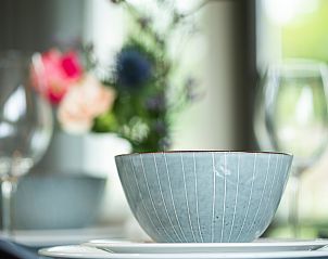 Gerumiges Schlafzimmer mit Aussicht im Ferienhaus Sprielderbosch 45 'Skogen' an der Veluwe in Gelderland.