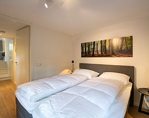 Elegante Blumendekoration im Ferienhaus Sprielderbosch 45 'Skogen' in Putten, Veluwe, Gelderland.