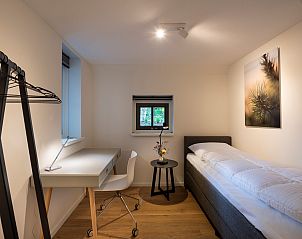 Modernes Badezimmer des Ferienhauses Sprielderbosch 45 'Skogen' an der Veluwe in Gelderland.