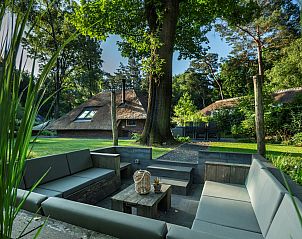 Sunny terrace with comfortable seating at Sprielderbosch 28 'Berkenhoek' Veluwe.