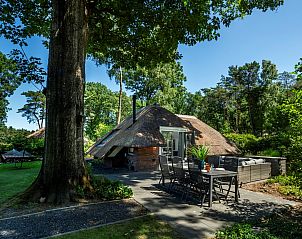 Dining table outside at Holiday home Sprielderbosch 28 'Berkenhoek' in the Veluwe countryside.