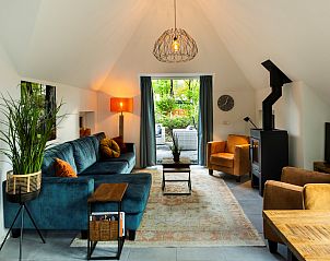 Cozy sitting area with blue bench in Sprielderbosch 28 'Berkenhoek' in the Veluwe.