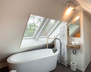 Bedroom with freestanding bath in Sprielderbosch 28 'Berkenhoek' in the Veluwe.