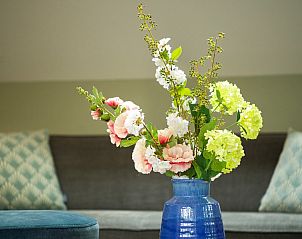 Floral decoration in Holiday home Sprielderbosch 26 De Beuk in Putten, Veluwe, for a homely atmosphere.