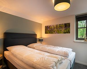 Bedroom in Vakantiewoning Sprielderbosch 26 De Beuk in Putten, Veluwe, with comfortable beds and soothing colors.