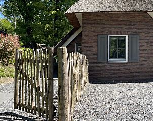 Wooden gate at Holiday home Sprielderbosch 26 De Beuk in Putten, Veluwe, surrounded by nature.