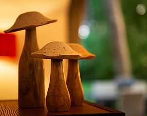 Dekorative Holzpilze im Ferienhaus Sprielderbosch 23 De Zwijnenstal, Ferienhaus in der Veluwe.