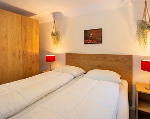 Schlafzimmer mit dekorativen Elementen in Ferienhaus Sprielderbosch 23 De Zwijnenstal, Ferienhaus in Putten, Veluwe.