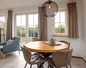 Gezellige binnenruimte van Bungalow 4 in Putten, Veluwe, met een uitnodigend uitzicht op de tuin. Perfect vakantiehuis in Gelderland.