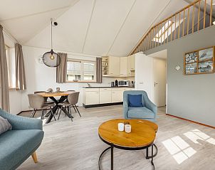 Gezellige binnenruimte van Bungalow 4 in Putten, Veluwe, Gelderland met moderne keuken en comfortabele zithoek.