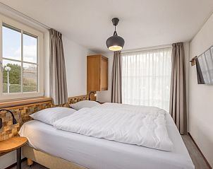 Moderne badkamer in Bungalow 4, Putten, Veluwe, met ligbad en douche, perfect voor ontspanning na een dag in de Gelderse natuur.