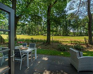 Cozy terrace overlooking nature at Holiday home Sprielderbosch 25 'Mr. Owl' in Putten, Veluwe.