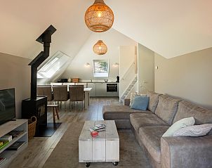 Cozy sitting area in Vakantiewoning Sprielderbosch 25 'Meneer de Uil' on the Veluwe, located in Putten, Gelderland.