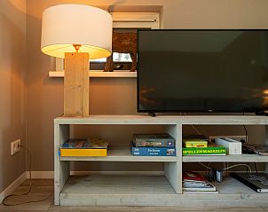 Spacious dining room with light in Holiday home Sprielderbosch 25 'Mr. Owl', located in Putten, Veluwe.