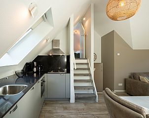 Soft pillows on the couch in Holiday home Sprielderbosch 25 'Meneer de Uil' on the Veluwe, located in Putten, Gelderland.