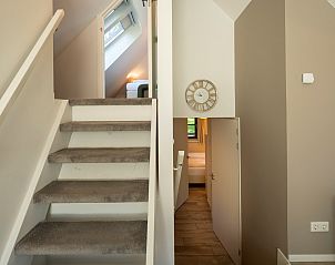 Modern kitchen with stairs in Vakantiewoning Sprielderbosch 25 'Meneer de Uil', located in Putten, Veluwe.