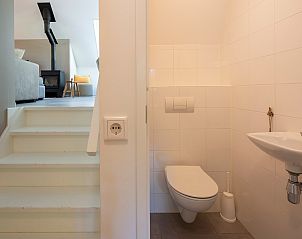 Bedroom with spacious windows in Holiday home Sprielderbosch 25 'Meneer de Uil', located in Putten, Veluwe.