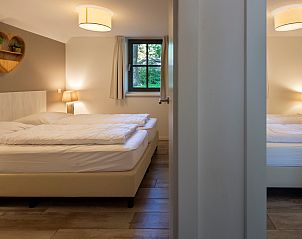 Modern bathroom in Vakantiewoning Sprielderbosch 25 'Meneer de Uil' on the Veluwe, located in Putten, Gelderland.