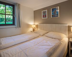 Cozy bedroom with window in Holiday home Sprielderbosch 25 'Meneer de Uil', located in Putten, Veluwe.
