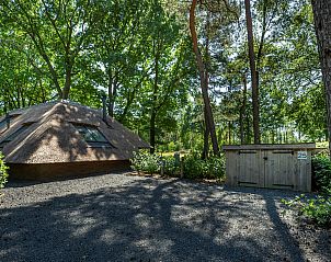 Rustic exterior of Vakantiewoning Sprielderbosch 25 'Meneer de Uil' in Putten, Veluwe, Gelderland.
