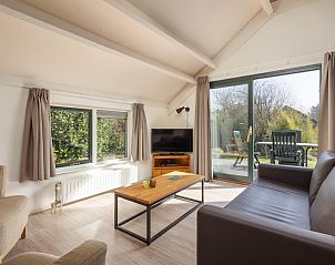 Gezellige woonkamer van Gelderse Hoevewoning 4 in Putten, Veluwe. Comfortabel vakantiehuis met uitzicht op de groene omgeving.