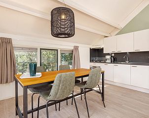 Binnenruimte van Gelderse Hoevewoning 4, een bungalow in Putten, Veluwe. Moderne keuken en eetkamer met uitzicht op de natuur.