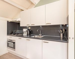 Moderne keuken in Gelderse Hoevewoning 4, vakantiehuis in Putten, Veluwe, Gelderland, met strakke witte kasten en complete uitrusting.