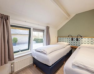 Moderne badkamer in Gelderse Hoevewoning 4, vakantiehuis in Putten, Veluwe, Gelderland, met strakke witte tegels en ruime douche.