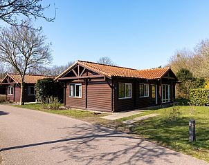 Loghome 6 bungalow in Putten, Veluwe, Gelderland, omgeven door natuur en rust, ideaal voor een ontspannen vakantie.