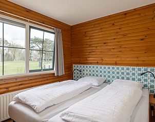 Moderne badkamer in Loghome 6, een comfortabele bungalow in Putten, Veluwe, Gelderland met ligbad en douche voor ultiem ontspannend verblijf.