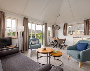 Gezellige woonkamer van Bungalow 2 in Putten, Veluwe. Comfortabele zitruimte met veel lichtinval, ideaal vakantiehuis in Gelderland.