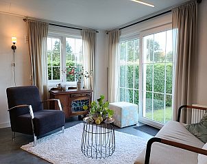 Gemtliche Sitzecke im DG1546 Ferienhaus Putten Veluwe mit Blick auf den Garten.