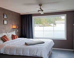 Modernes Badezimmer im DG1546 Ferienhaus Putten Veluwe mit Luxusdusche und Sitz.