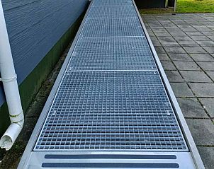 Stilvolles Badezimmer im DG1546 Ferienhaus Putten Veluwe mit modernem Design.