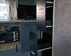 Helles Wohnzimmer im DG1546-Ferienhaus Putten Veluwe mit gemtlicher Einrichtung und groen Fenstern.