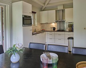 Modern kitchen in vacation home Heidepracht, Putten, Veluwe. Cozy indoor space with complete amenities for a comfortable stay.