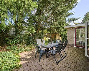Enjoy a peaceful outdoor space at vacation home Heidepracht in Putten, Veluwe, surrounded by greenery and nature.