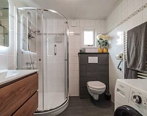 Modern bathroom in Cottage in Putten, vacation home in Veluwe, Gelderland with shower cabin and washing machine for ultimate comfort.
