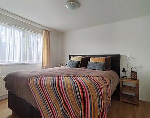 Attractive bedroom in Huisje in Putten, a vacation home on the Veluwe in Gelderland, with comfortable bed and natural light.