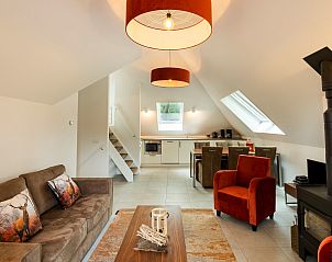 Cozy living room of Vakantiewoning Sprielderbosch 38 De Houten Uil, with modern furnishings in Putten, Veluwe.