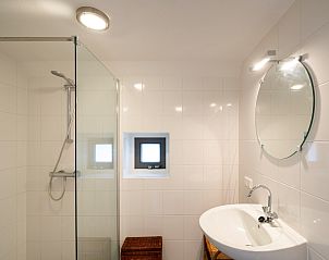 Modern bathroom with shower in Holiday home Sprielderbosch 38 The Wooden Owl, Veluwe, Putten.