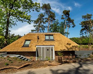 Ingang van Vakantiewoning Sprielderbosch 44 Green Balance, vakantiehuis in Putten, Veluwe, met rieten dak en groene omgeving.