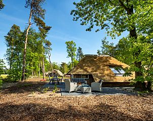 Terras bij Vakantiewoning Sprielderbosch 44 Green Balance in Putten, Veluwe, met comfortabele stoelen en natuurlijke omgeving.