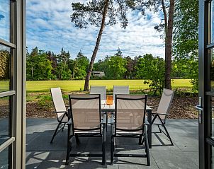 Uitzicht vanaf het terras van Vakantiewoning Sprielderbosch 44 Green Balance in Putten, Veluwe, met groene velden.